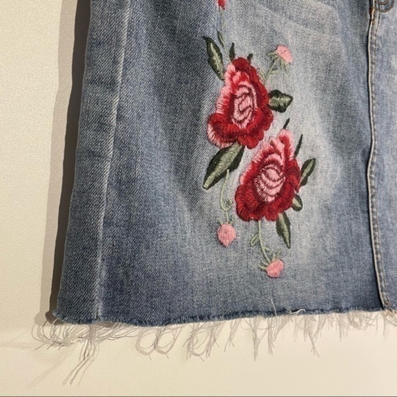 Refuge Distressed Embroidered Jean Skirt Mini Skirt Embroidery Roses Medium - Picture 4 of 9